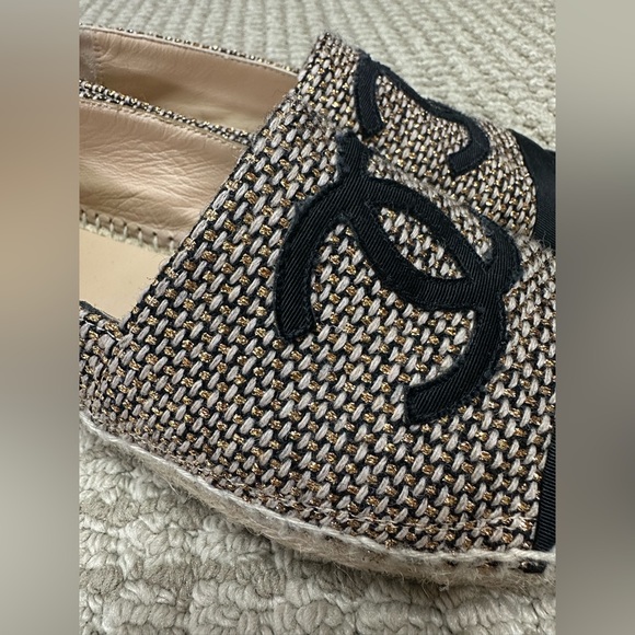 CHANEL METALLIC TWEED BEIGE/BLACK ESPADRILLE FLATS. SIZE 36. - Picture 2 of 5